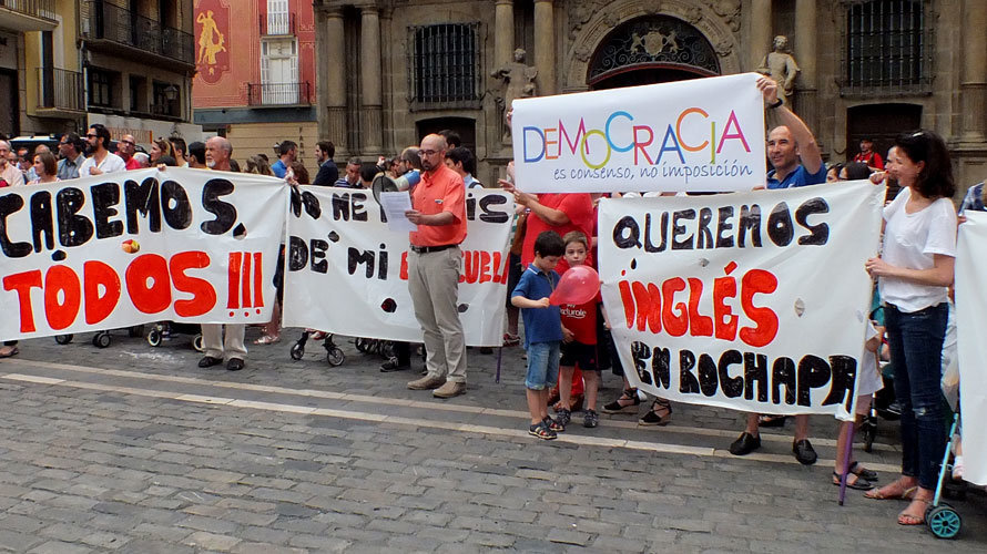 Las escuelas infantiles se concentran frente al Ayuntamiento de Pamplona el pasado 9 de junio de 2016.