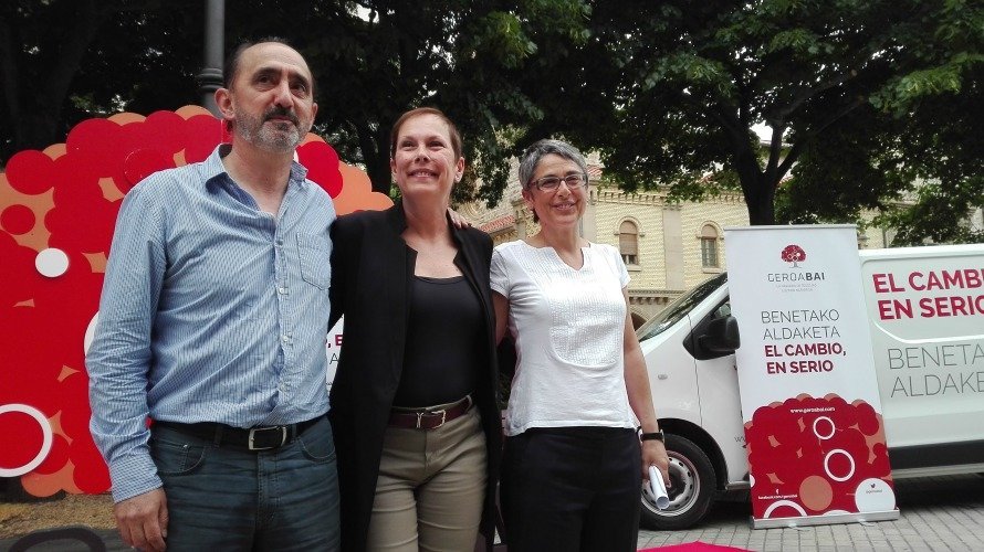 Daniel Innerarity, Uxue Barkos y Anika Luján, durante el acto de inicio de campaña de este jueves en Pamplona. ESCALADA