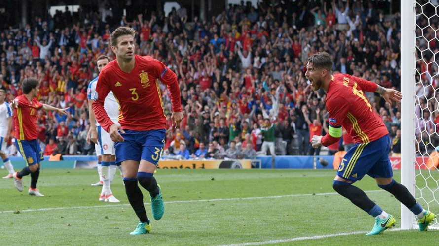 Piqué marca el gol de España. Foto Uefa.com