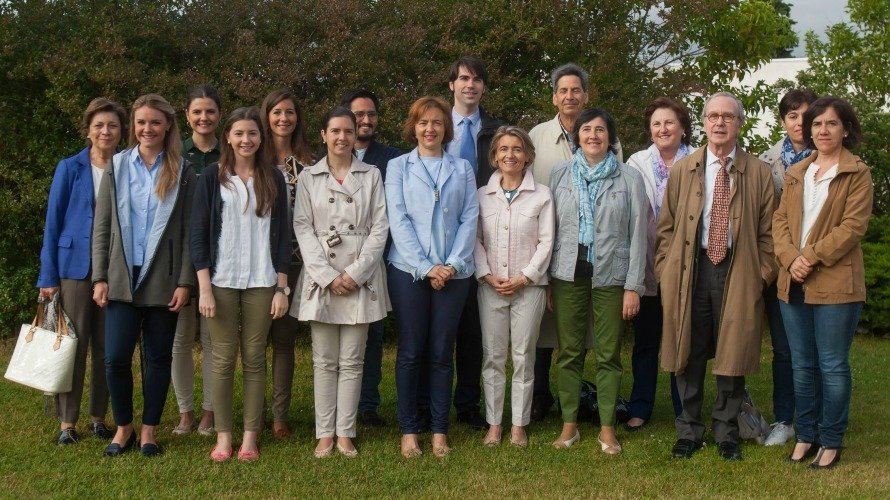 Un grupo de especialistas de la Clínica Universidad de Navarra y del Sistema Navarro de Salud-Osasunbidea reunidos para una sesión informativa sobre el ensayo clínico.