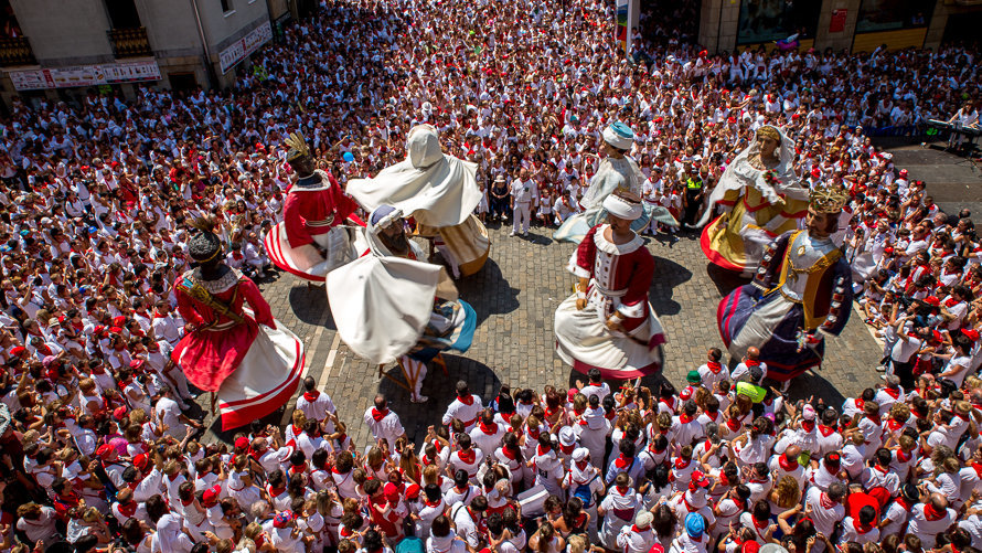 Los giantes de Pamplona bailan en la plaza del Ayuntamiento durante San Fermín en los Sanfermines de 2015. ÍÑIGO ALZUGARAY