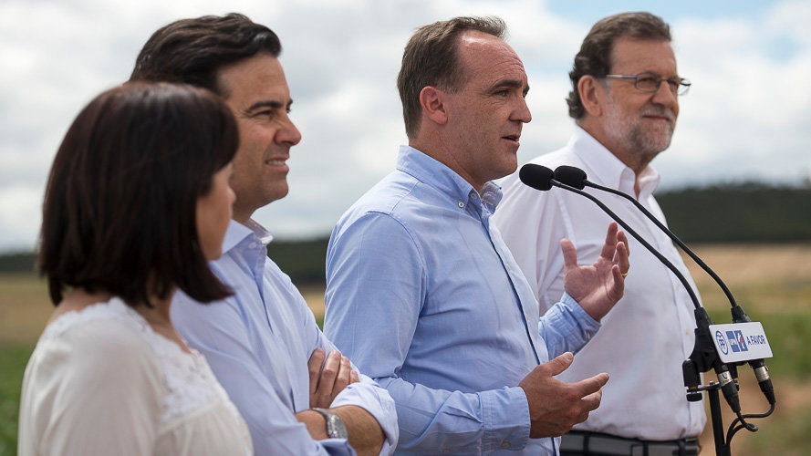 El Presidente en funciones Mariano Rajoy junto a Javier Esperza y miembros de la coalición UPN-PP visitan Tudela. PABLO LASAOSA 03
