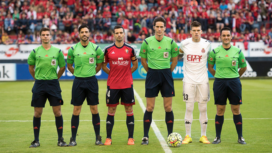 Capitanes y trio arbitral con José Luis Munuera Montero en el partido Osasuna - Girona (2-1) PABLO LASAOSA.