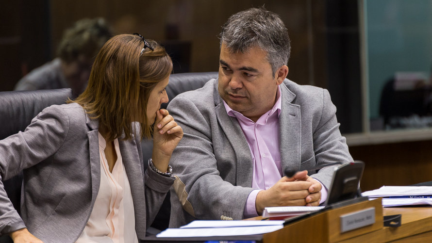 María Chivite y Santos Cerdán en el pleno del Parlamento de Navarra (2). IÑIGO ALZUGARAY