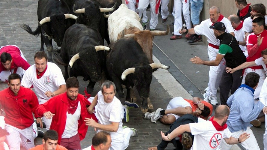 Encierro en San Fermín en Pamplona, día 8 de julio de 2014. Sanfermines, toros, corredores. CRISTINA NÚÑEZ BAQUEDANO