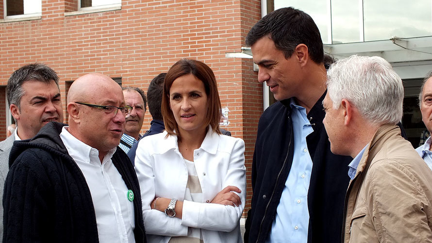Pedro Sánchez junto a Maite Esporrín y Jesús Mari Fernández en el Complejo Hospitalario de Navarra. S. REDíN (7)