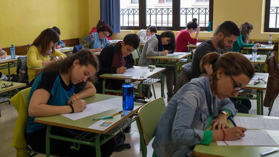 Los opositores a profesorado de secundaria hacen el examen en el Instituto Plaza de la Cruz el pasado 18 de junio. PABLO LASAOSA
