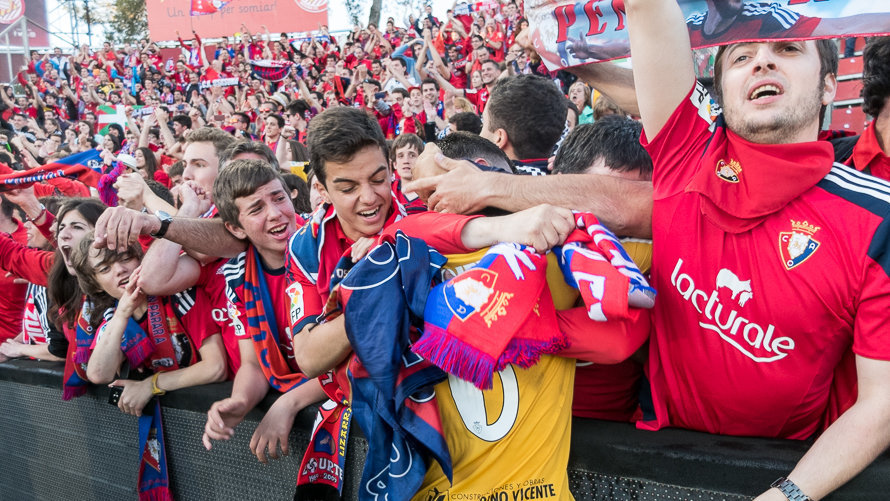 Osasuna celebra el ascenso en el terrero de juego del estadio Montilivi (2). IÑIGO ALZUGARAY