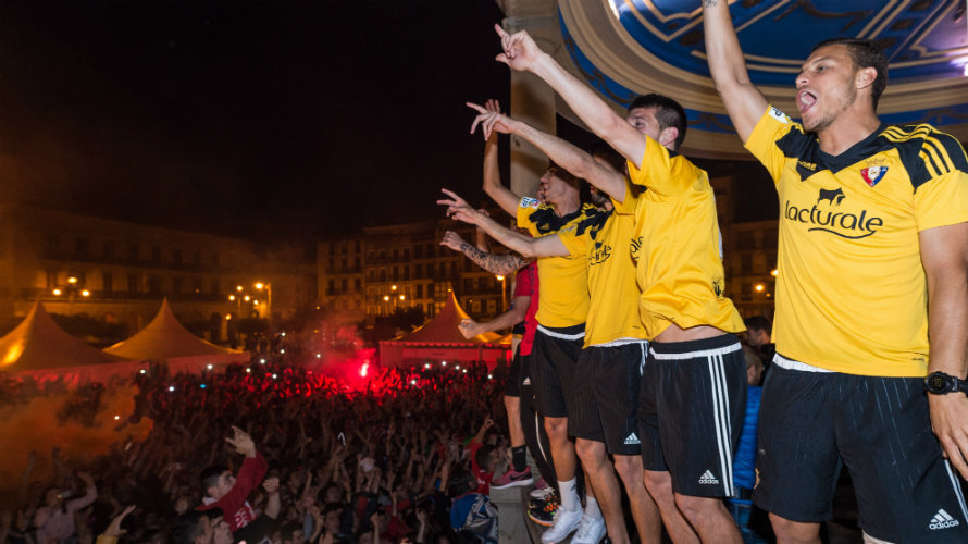 Los jugadores de Osasuna celebran el ascenso en la Plaza del Castillo de madrugada a su llegada de Girona. DANIEL FDEZ (19)