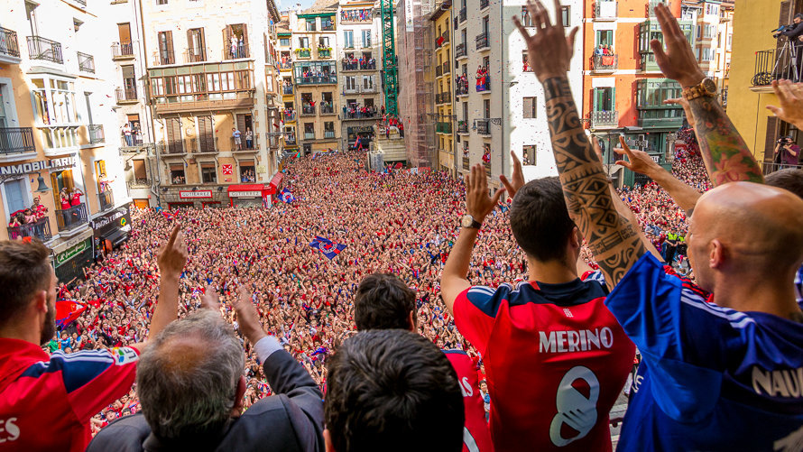 Los jugadores de Osasuna saludan desde el Ayuntamiento a la multitud reunida en la plaza (1). IÑIGO ALZUGARAY