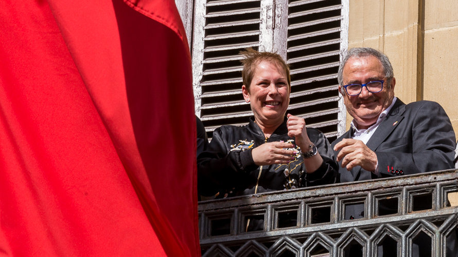 El equipo de Osasuna saluda a los seguidores rojillos desde el balcón del Palacio de Navarra (8). IÑIGO ALZUGARAY