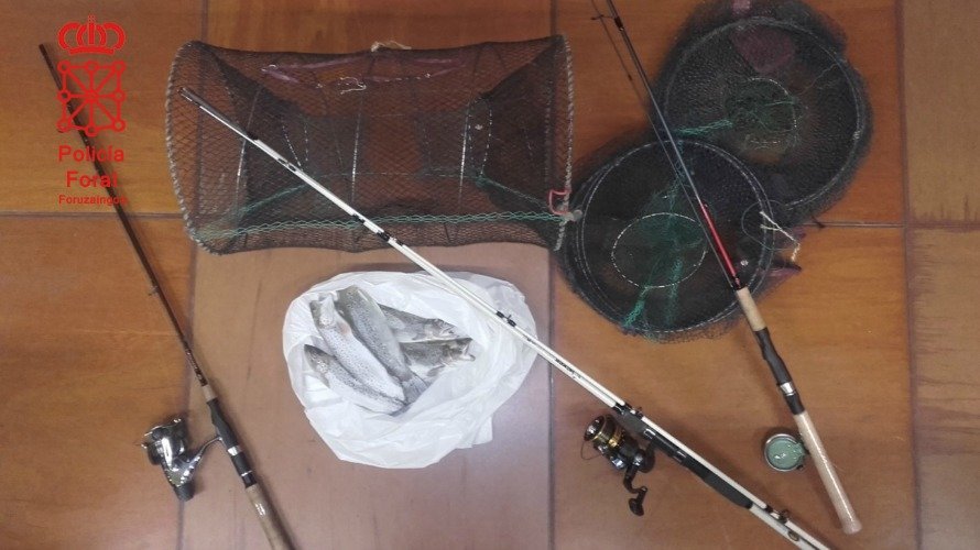 Los utensilios requisados por la Policía Foral a los cuatro pescadores multados en Navarra.