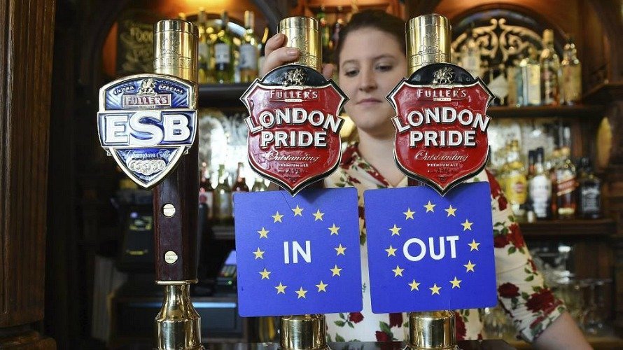 Barra de un bar en Londres con las dos opciones del referéndum Brexit. Efe