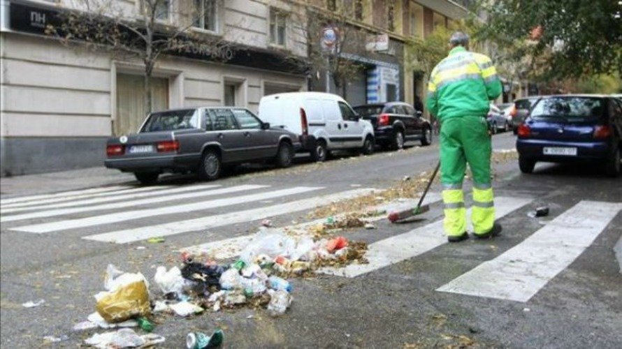 Trabajador de la limpieza barriendo en la calle. RAÚL REJÓN