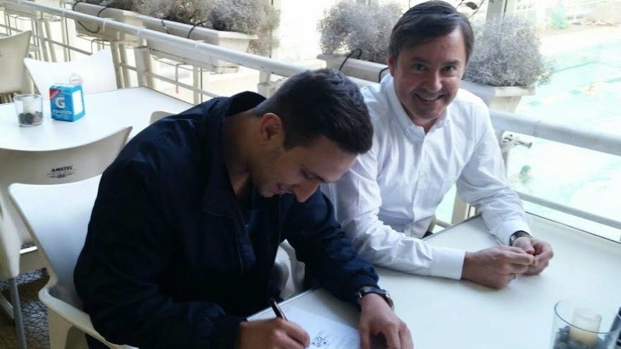 Dusan Aleksic firmando el contrato de renovación. WATERPOLO NAVARRA