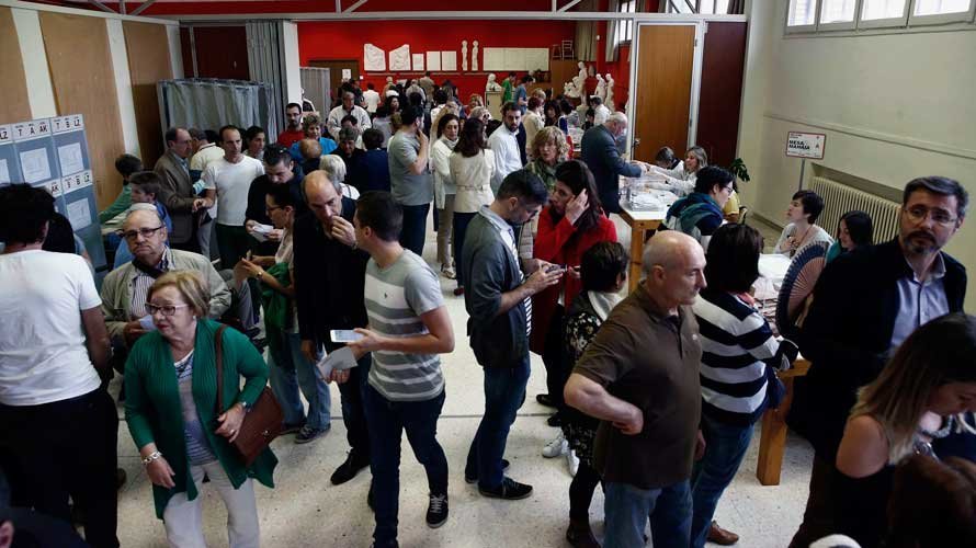 Imagen de un colegio electoral de Pamplona durante las votaciones de las elecciones generales del 26J. EFE/Jesús Diges
