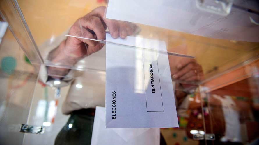 Una persona deposita en una urna su voto para las elecciones generales EFE/Jose Manuel Pedrosa