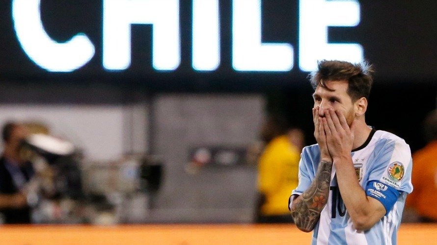 El argentino Lionel Messi reacciona durante la prórroga ante Chile durante la final de la Copa América Centenario.