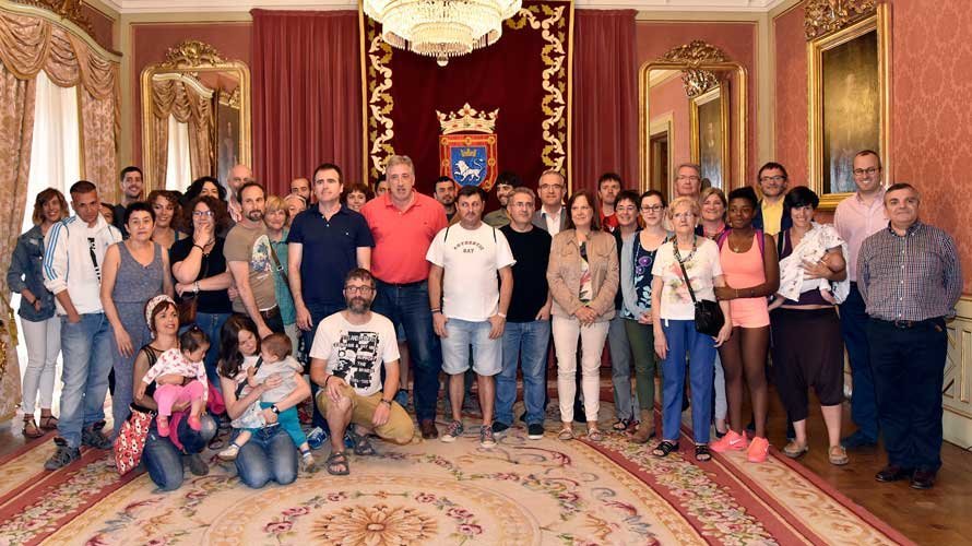 El alcalde, Ioseba Asirón, recibe al colectivo LGTBI en el ayuntamiento de Pamplona.