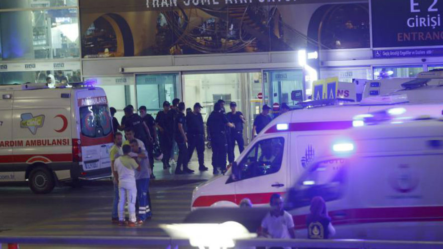 Las primeras ambulancias llegan al aeropuerto de Estambul.