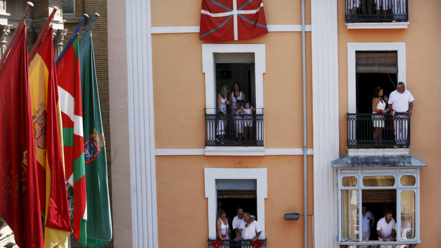 La ikurriña ondeó en la fachada del Ayuntamiento de Pamplona en San Fermín durante el Chupinazo de los Sanfermines de 2015 colocada por Bildu. REUTERS (1)