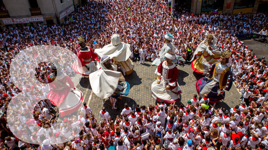 Los giantes de Pamplona bailan en la plaza del Ayuntamiento durante San Fermín en los Sanfermines de 2015. ÍÑIGO ALZUGARAY