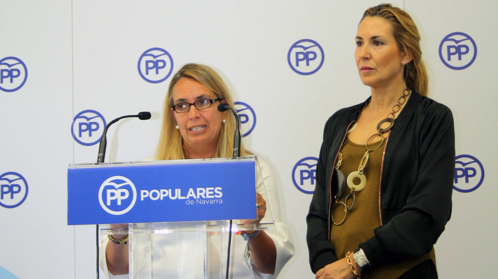 La presidenta de la Junta Local del PPN, Elena Samaniego, junto a la portavoz parlamentaria, Ana Beltrán.