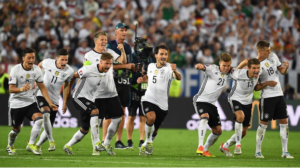 . Bordeaux (France), 02/07/2016.- Germany players react after winning the penalty shoot-out during the UEFA EURO 2016 quarter final match between Germany and Italy at Stade de Bordeaux in Bordeaux, France, 02 July 2016. (RESTRICTIONS APPLY: For editorial news reporting purposes only. Not used for commercial or marketing purposes without prior written approval of UEFA. Images must appear as still images and must not emulate match action video footage. Photographs published in online publications (whether via the Internet or otherwise) shall have an interval of at least 20 seconds between the posting.) (Burdeos, Alemania, Francia, Italia) EFE/EPA/VASSIL DONEV EDITORIAL USE ONLY