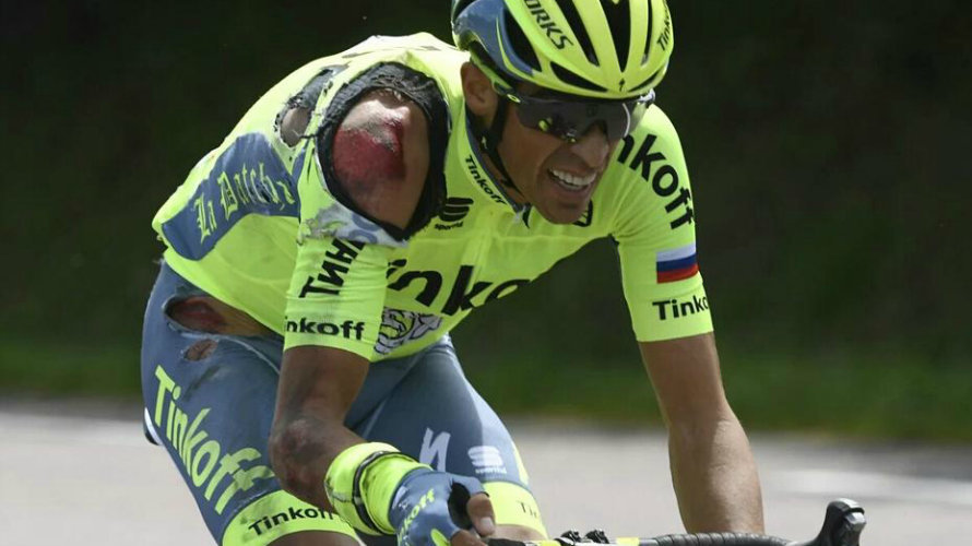 Alberto Contador con heridas tras su caída. Twitter.