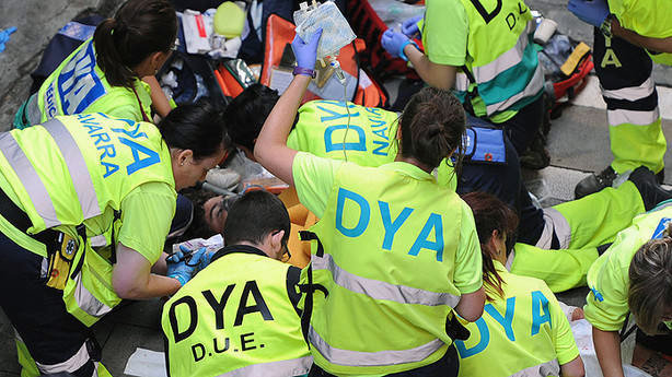 Varias personas de la asociación DYA atienden a un herido