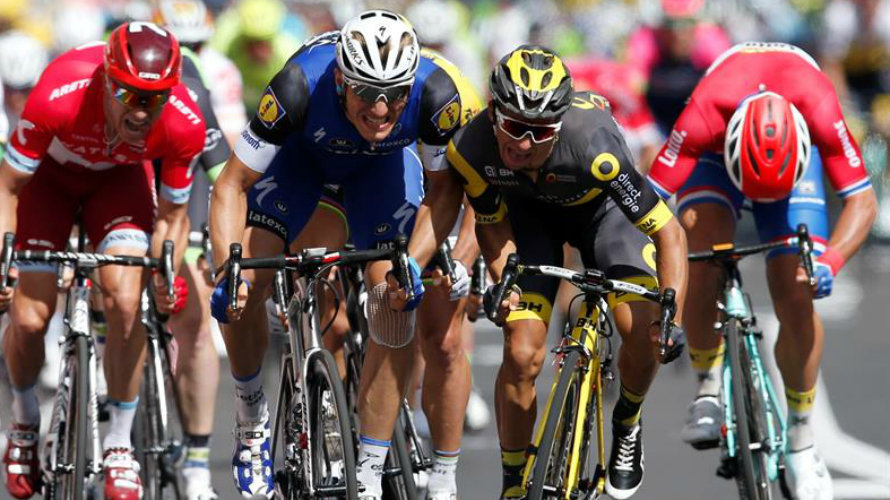 El ciclista alemán Marcel Kittel (2i) del Etixx Quick Step se impone en la cuarta etapa de la 103ª edición del Tour. Efe.