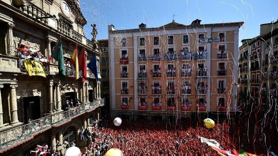 La Plaza del Ayuntamiento de Pamplona, vestida de blanco y rojo, inicia las fiestas de estos Sanfermines. PABLO LASAOSA 02
