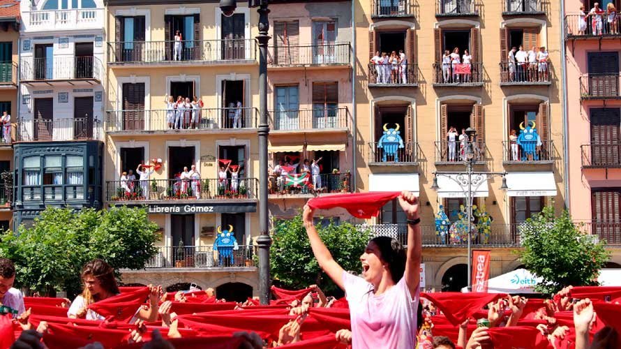 Celebración por todo lo alto del chupinazo que da comienzo a los sanfermines de 2016 desde la Plaza del Castillo de Pamplona. S. REDíN (18)