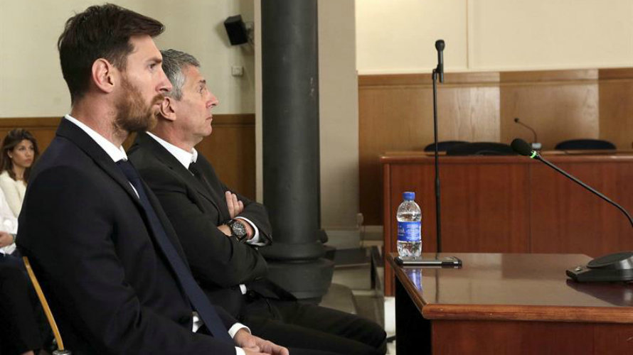Messi y su padre ante los tribunales. Efe.