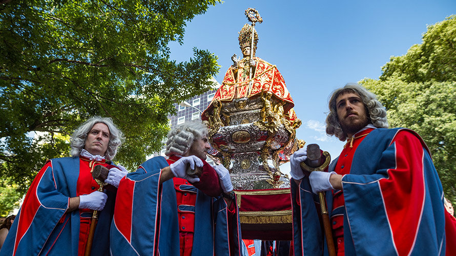 Miles de personas acompañan a San Fermín durante la procesión del santo de 2016. DANI FERNÁNDEZ (11)