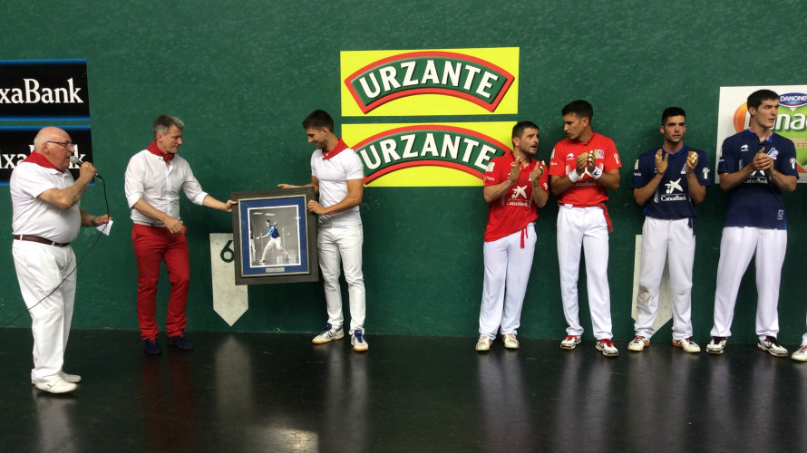 Mikel Idoate recibió un homenaje tras su retirada. Foto José Mari Esparza.