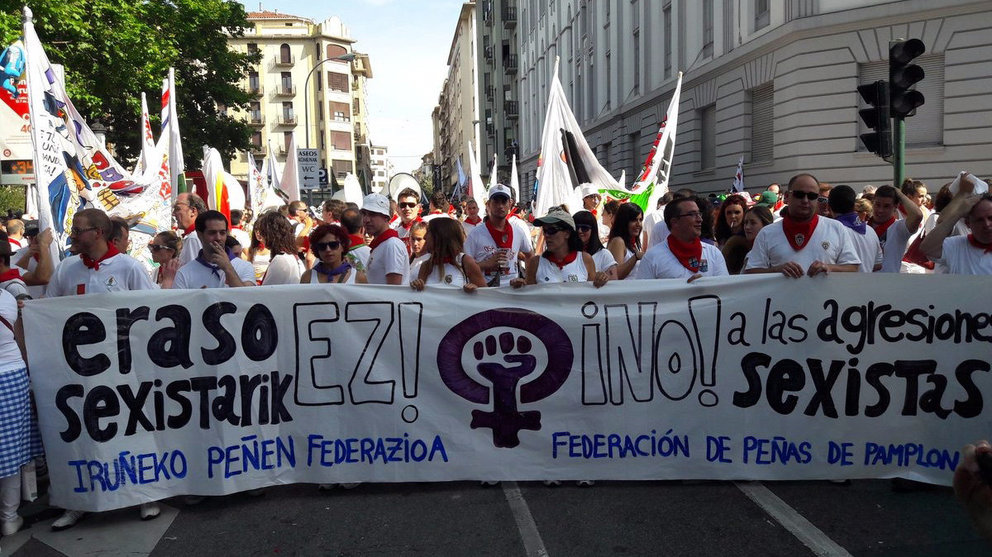 Concentración de la Federación de Peñas de San Fermín por la agresión sexual del primer día.