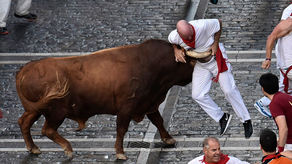 Segundo encierro de San Fermín 2016 con toros de Cebada Gago en Pamplona. PABLO LASAOSA 04