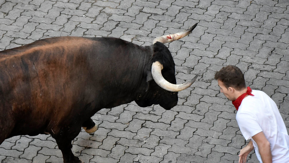 Segundo encierro de San Fermín 2016 con toros de Cebada Gago en Pamplona. PABLO LASAOSA 11