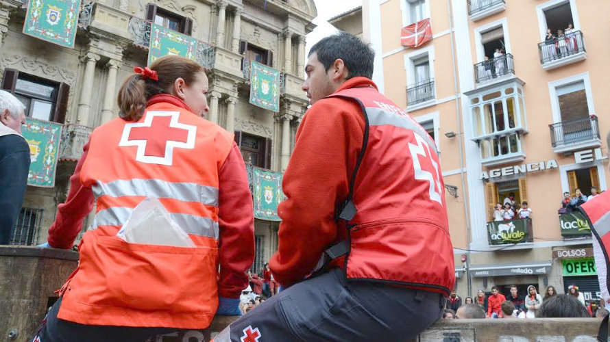 Dos voluntarios de Cruz Roja en la plaza del Ayuntamiento de Pamplona durante estos últimos Sanfermines.