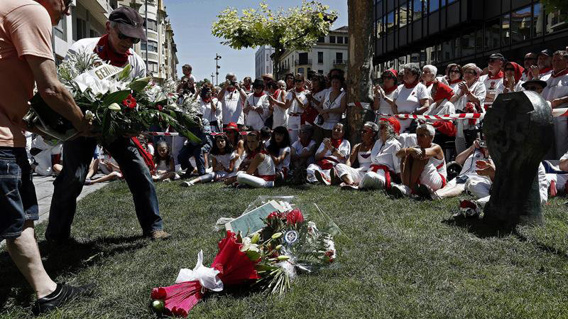 Miembros de la iniciativa ciudadana "Sanfermines 78 Gogoan" colocan ramos de flores en honor de Germán Rodriguez en la avenida Roncesvalles. EFE / Jesús Diges