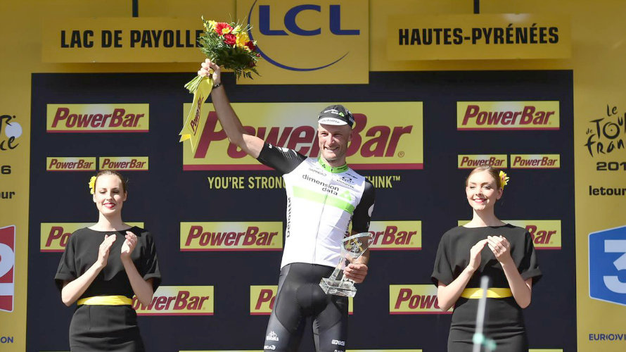 Cummins muestra su trofeo de ganador de etapa. Twitter Tour de Francia.