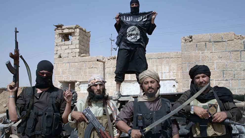 Miembros del Estado Islámico patrullan en una ciudad siria.