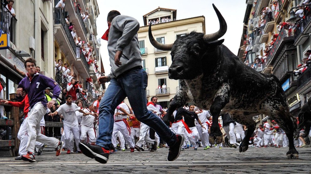 Participants run ahead of Victoriano del R’o's fighting bulls on the sixth day of the San Fermin bull run festival in Pamplona, Spain on July 12, 2016.//CIAMIKEL_011015928/Credit:Mikel Cia Da Riva/SIPA/1607121004 *** Local Caption *** 00764006