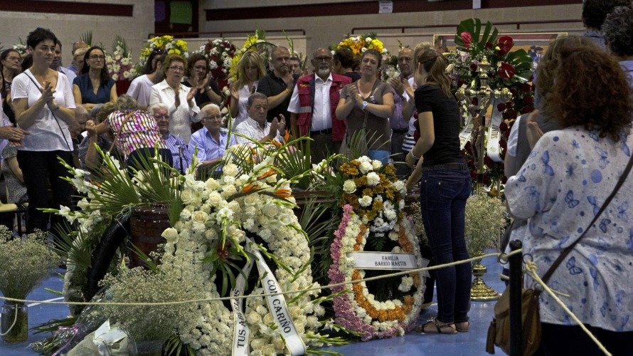 La viuda del torero Víctor Barrio, Raquel Sanz , le da su último adiós en la capilla ardiente en el polideportivo de Sepúlveda, en Segovia. EFE. PABLO MARTÍN