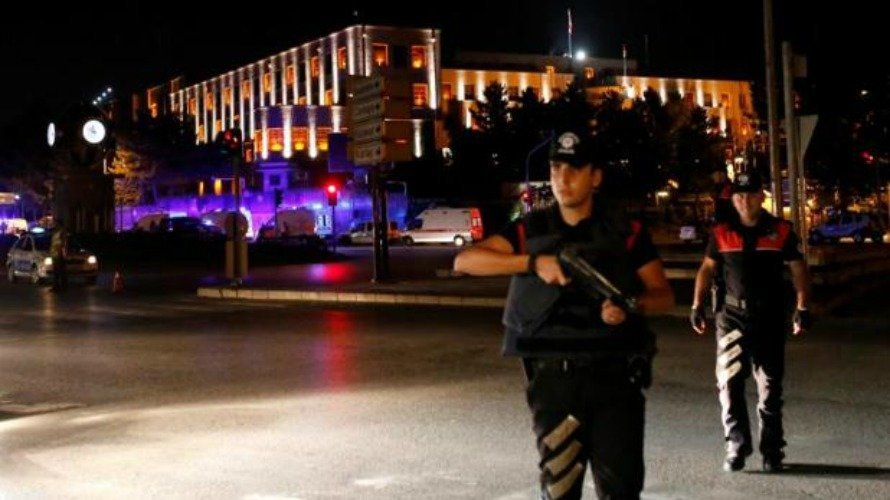 Policías en las calles Ankara, la capital turca, tras el intento de golpe de estado. REUTERS