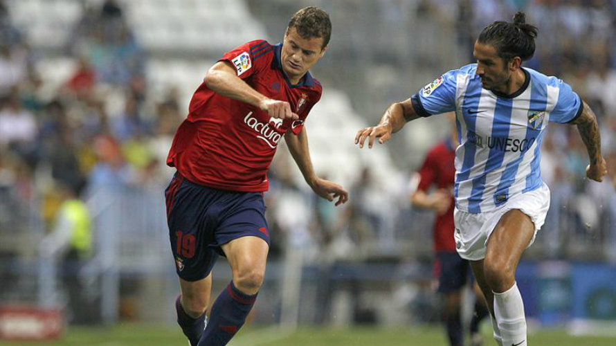 Oriol Riera en acción ante el Málaga. Efe