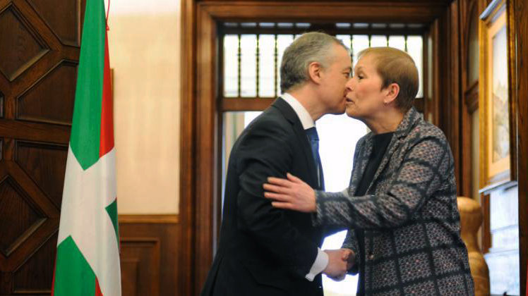 Uxue Barkos besa a Íñigo Urkullu junto a la ikurriña. EFE