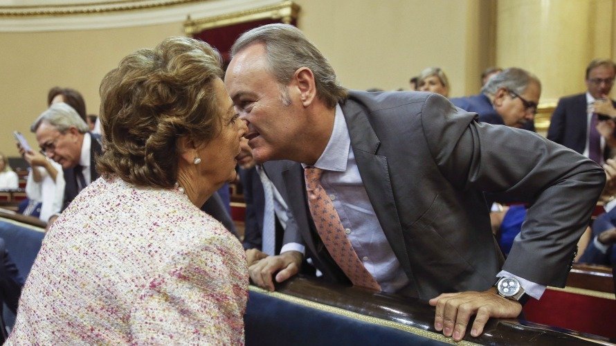 La senadora del PP Rita Barberá, saluda al senador popular Alberto Fabra, al inicio hoy de la sesión constitutiva del Senado de la XII Legislatura. EFE. Emilio Naranjo