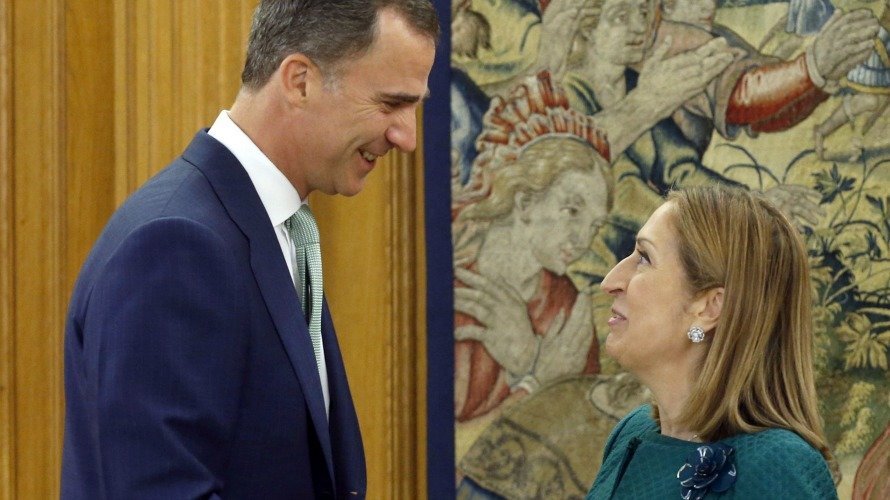 El saludo entre el Rey Felipe VI y la presidenta del Congreso, Ana Pastor. EFE
